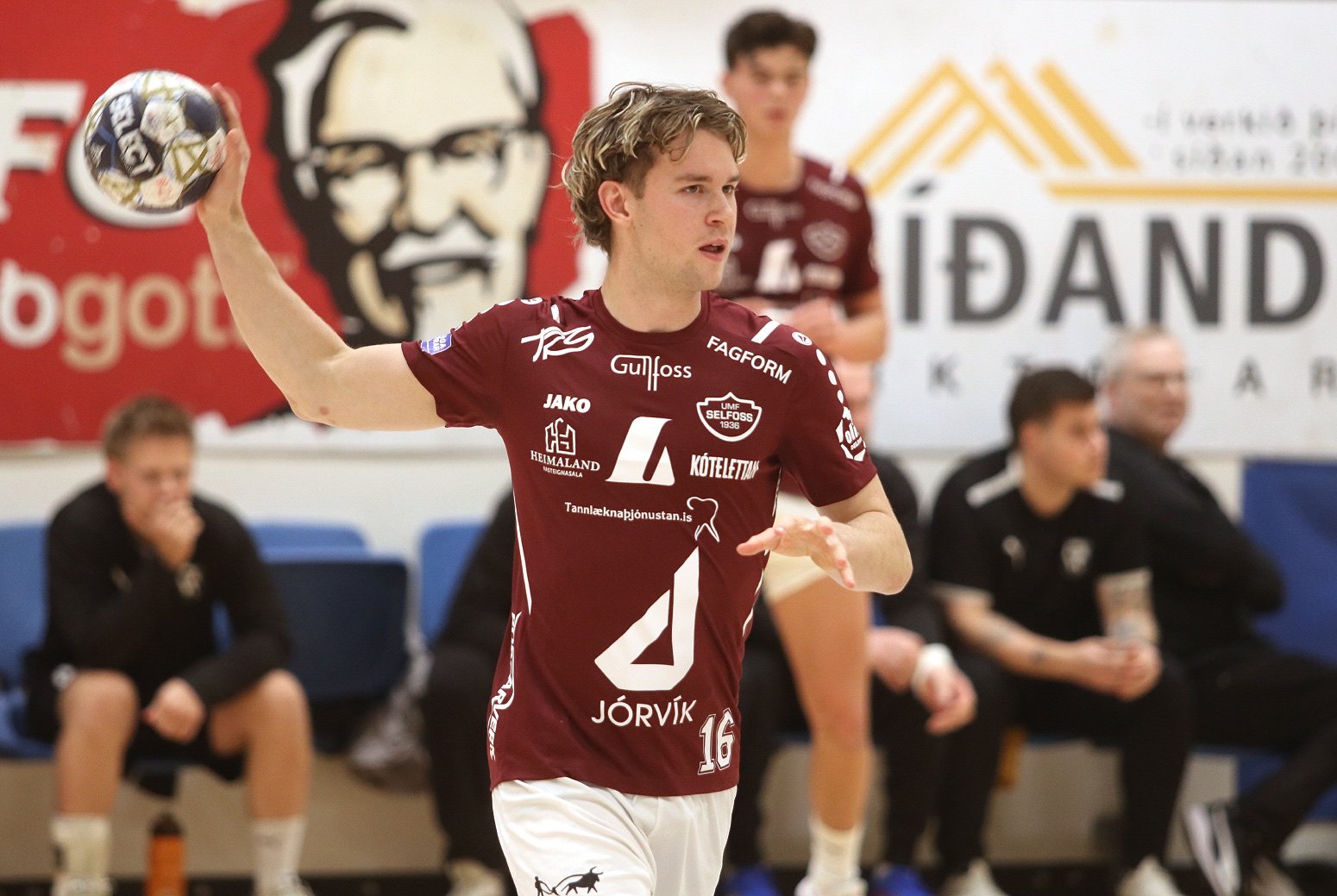 Jónas heldur út