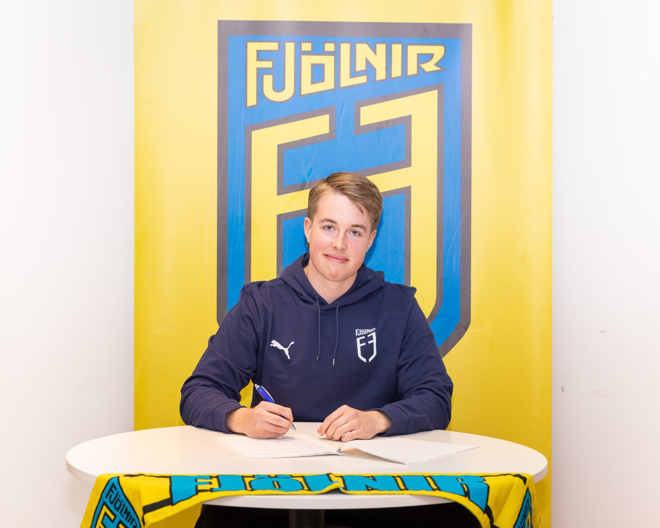 Garpur semur við Fjölni